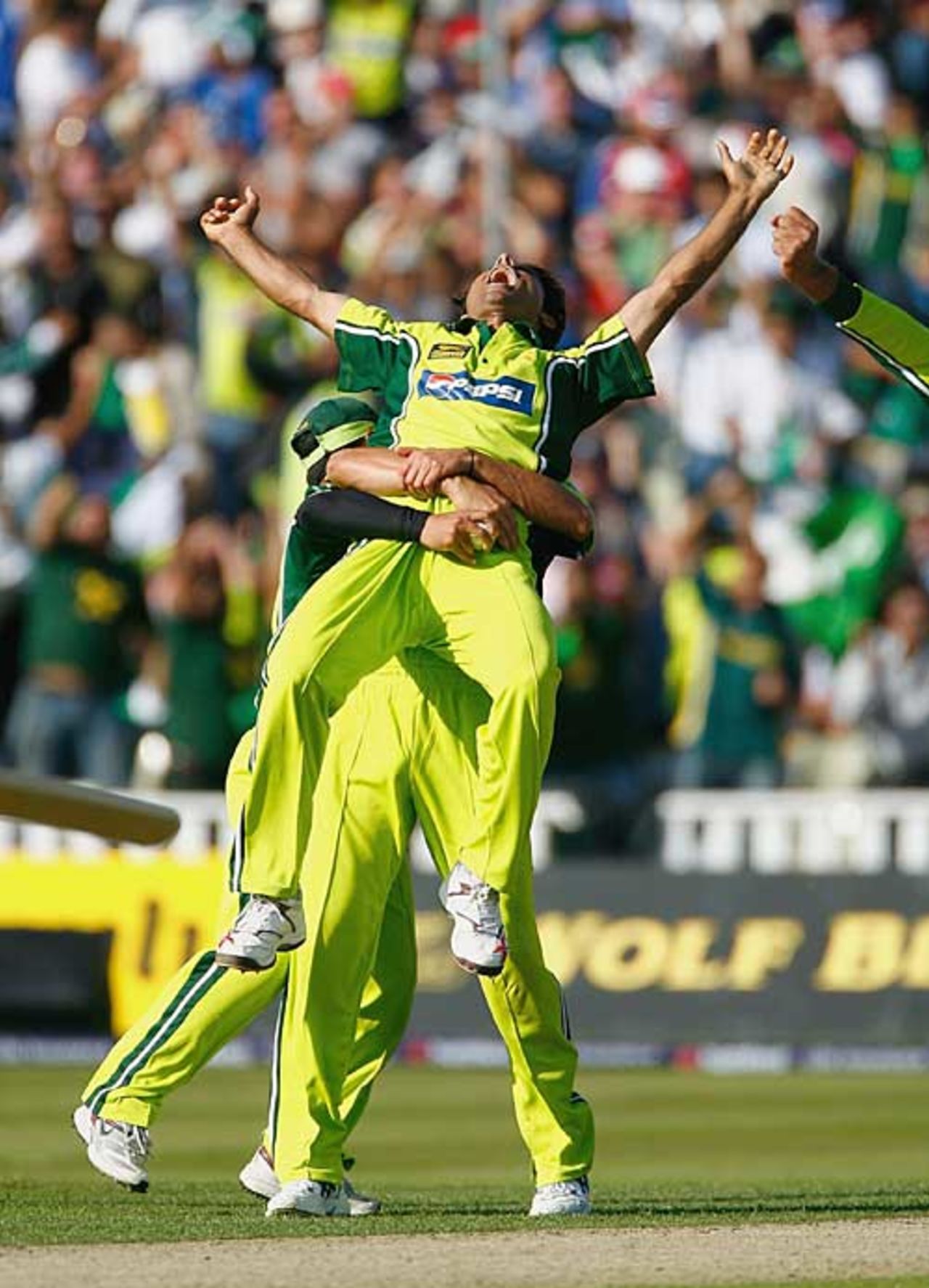 Abdul Razzaq is swamped by team-mates after trapping Paul Collingwood, England v Pakistan, 5th ODI, Edgbaston, September 10, 2006