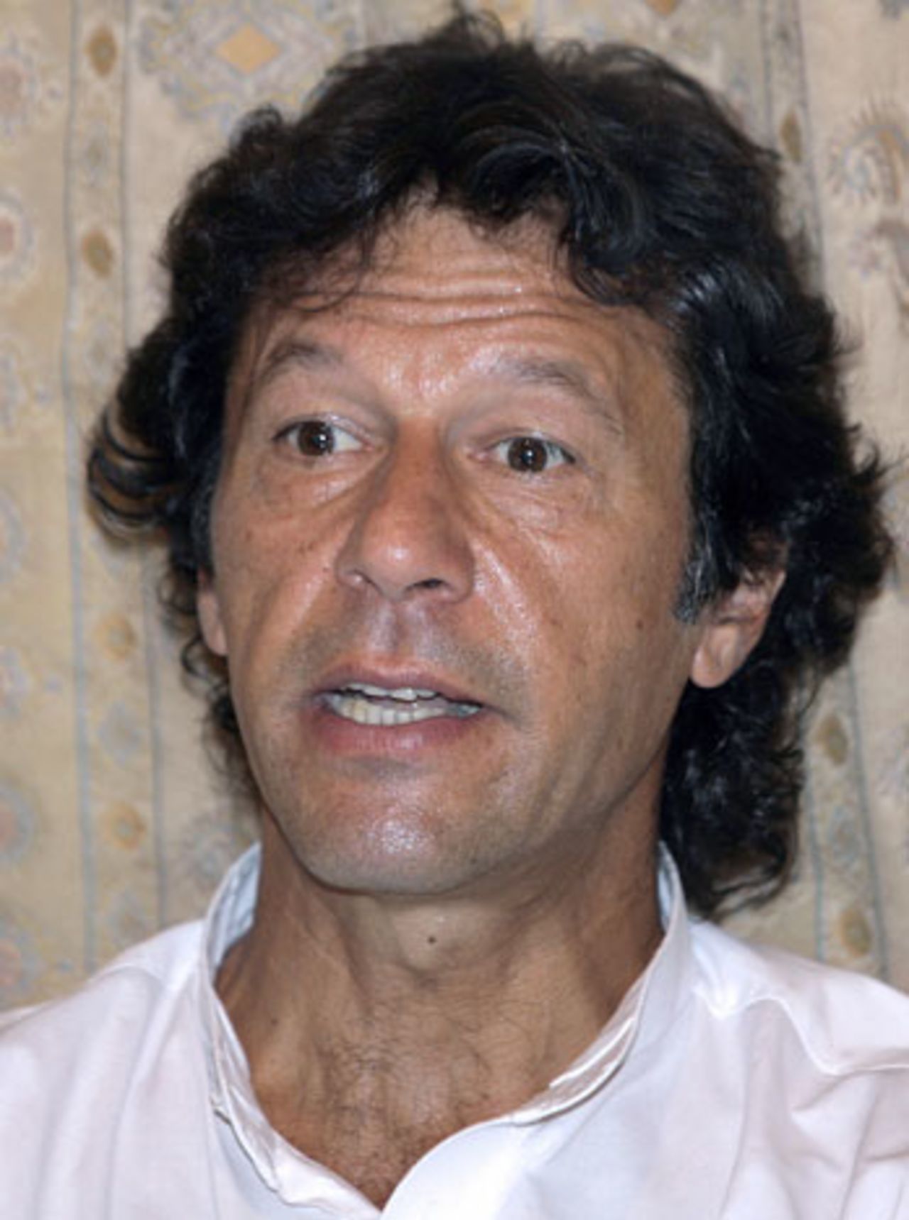 Former Pakistani cricketer Imran Khan speaks during a press conference in Islamabad, 12 September, 2006.