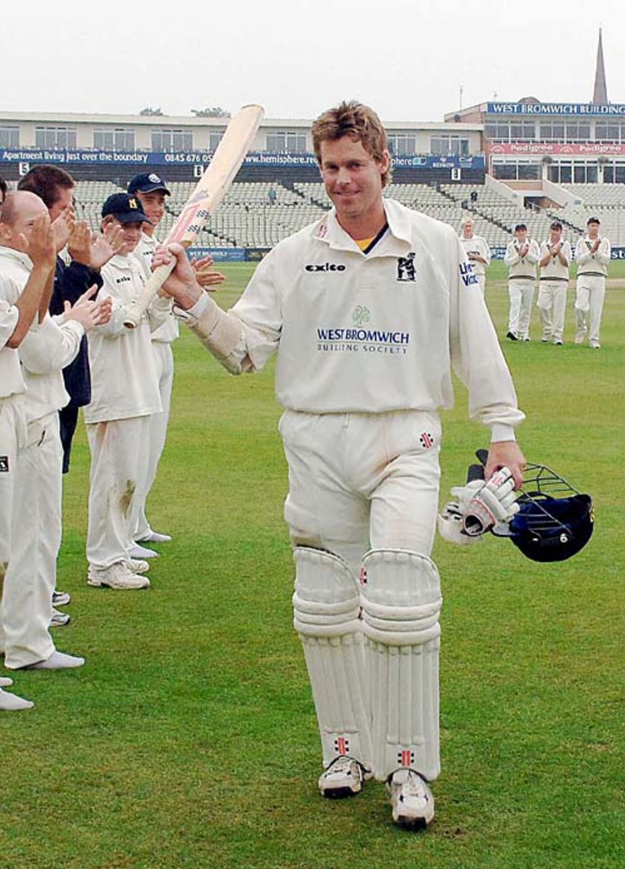 Nick Knight leaves the field for the final time, Warwickshire v Kent, Edgbaston, September 16, 2006