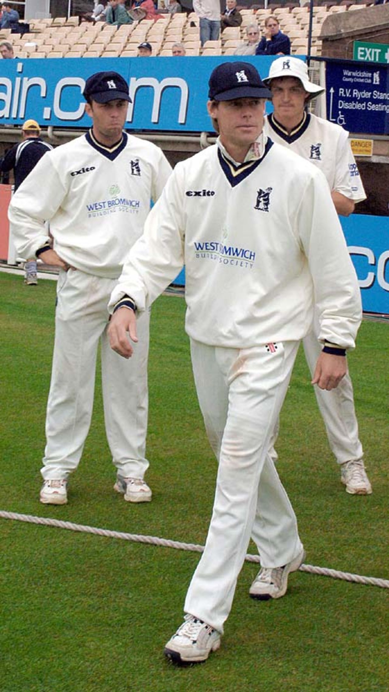 Nick Knight takes to the field for the last time, Warwickshire v Kent, Edgbaston, September 16, 2006