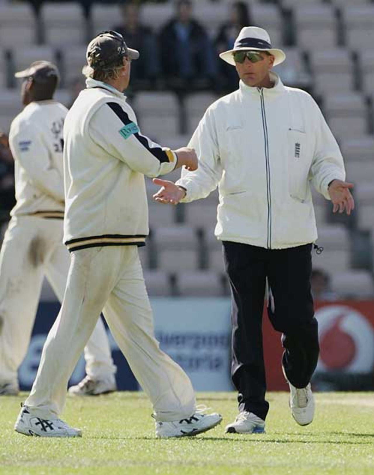 Shane Warne has a discussion with Neil Mallender as Lancashire all of the final day, Hampshire v Lancashire, The Rose Bowl, September 23, 2006