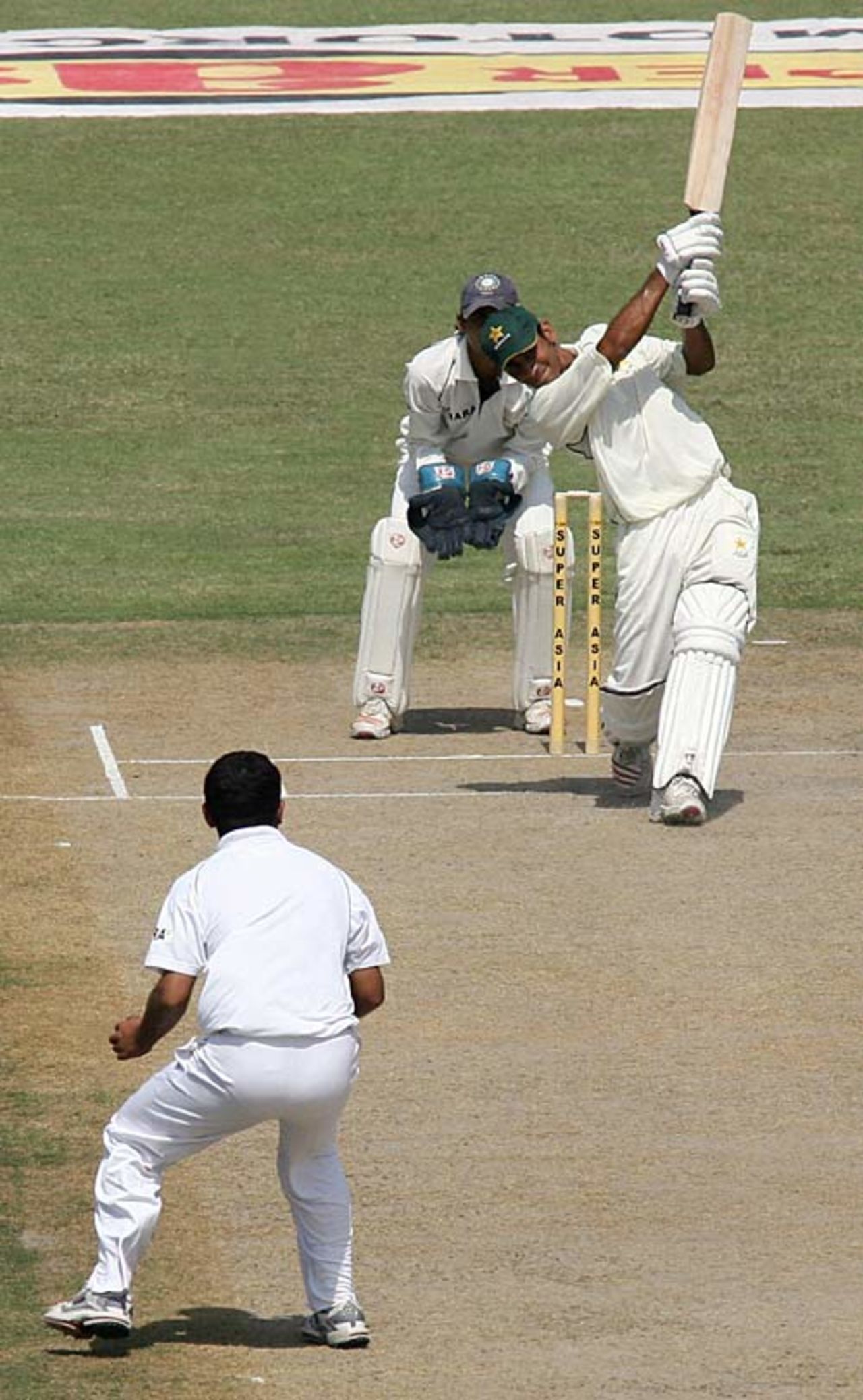 Usman Salahudin clobbers one down the ground, Pakistan Under-19s v India Under-19s, 4th ODI, Lahore, September 24, 2006