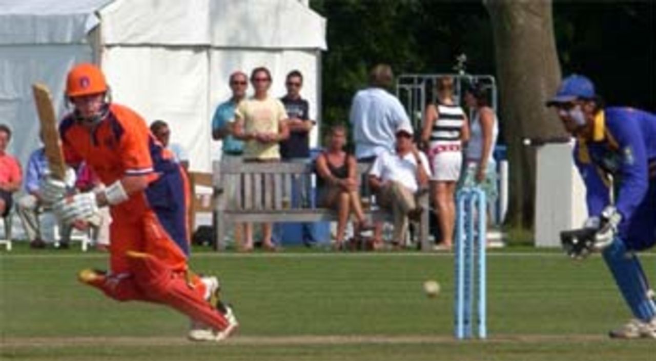Alexei Kervezee tickles one fine, Netherlands v Sri Lanka, 1st ODI, Amstelveen, July 4, 2006