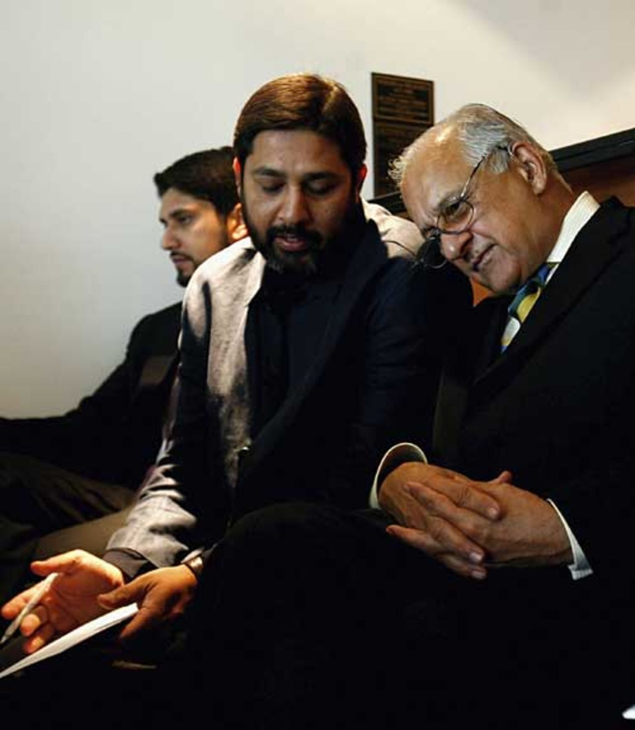 Inzamam-ul-Haq and Shaharyar Khan in discussion ahead of the closing statements, The Oval, September 28, 2006