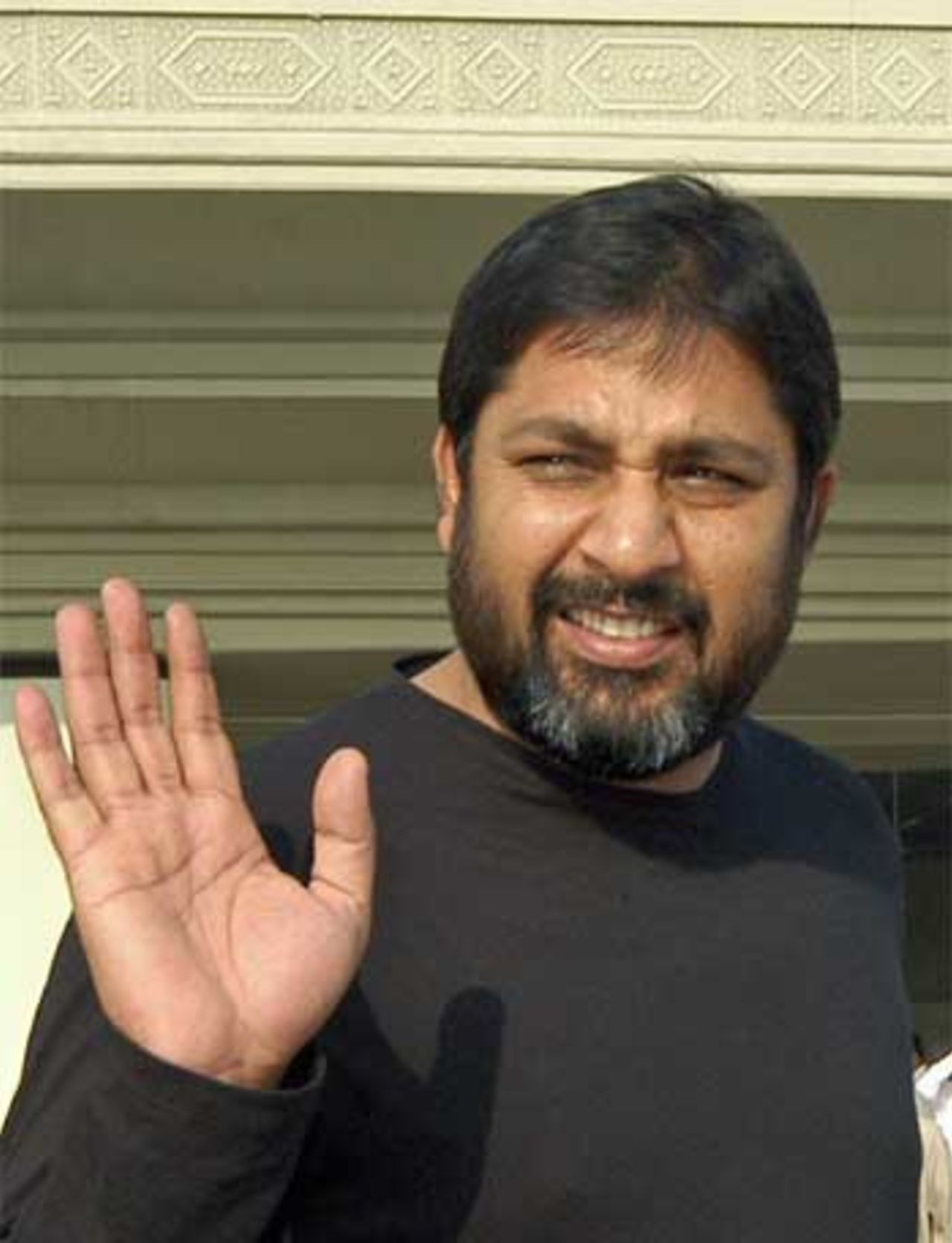 Inzamam-ul-Haq waves to supporters on his return from London at the Allama Iqbal International airport in Lahore, September 30, 2006