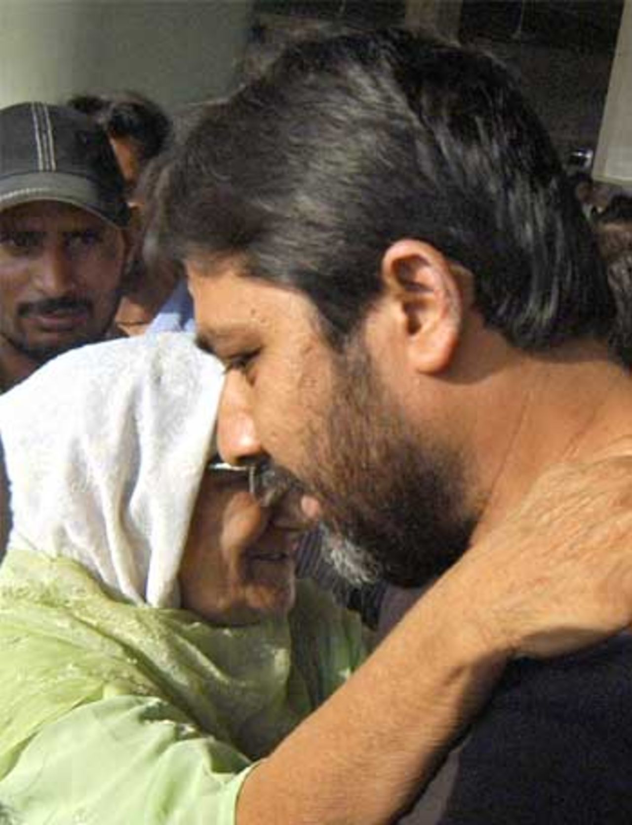 A female fan offers her support to Inzamam-ul-Haq as he arrives at Allama Iqbal International airport in Lahore, September 30, 2006