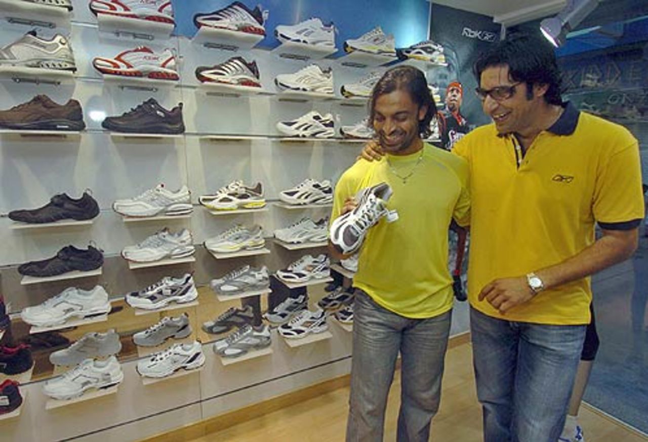 Shoaib Akhtar and Wasim Akram at the opening of Akram's shoe shop, Karachi, September 28, 2006