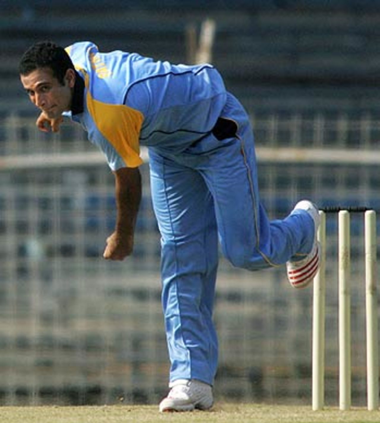 Irfan Pathan in full steam, India Blue v India Red, 1st match, Challenger Series, October 1, 2006