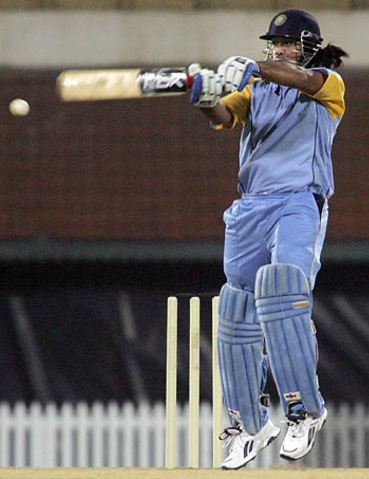 Mahendra Singh Dhoni begins in typical manic manner, India Blue v India Red, 1st match, Challenger Series, October 1, 2006
