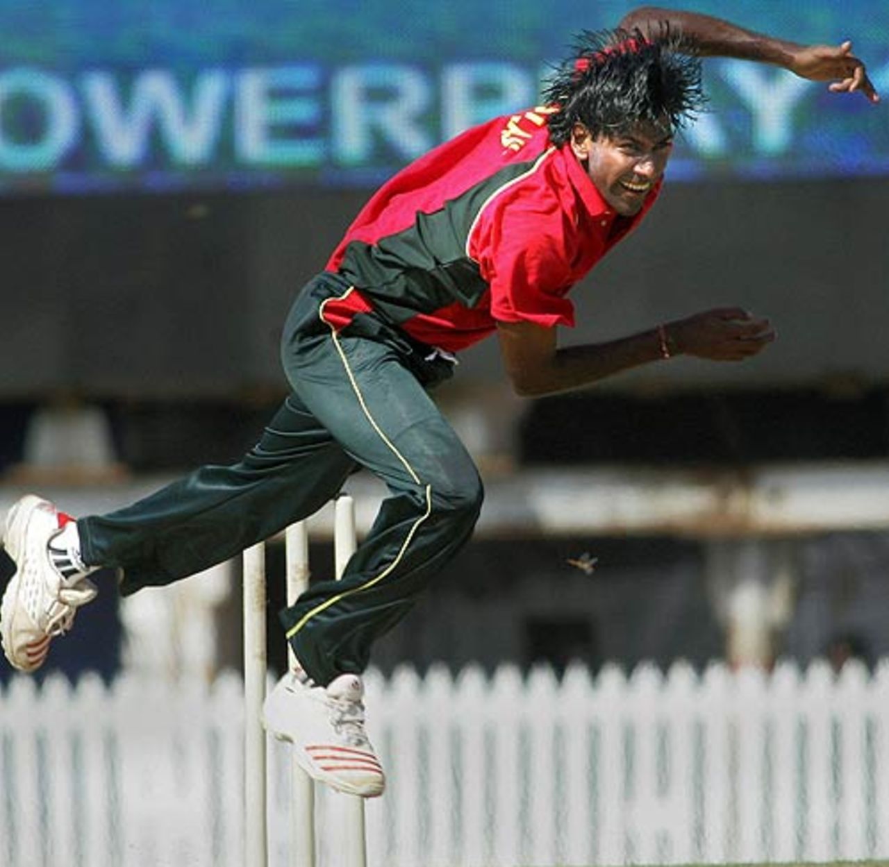 Lakshmipathy Balaji in action in the second game, India Blue v India Green, Challenger Series, Chennai, October 2, 2006
