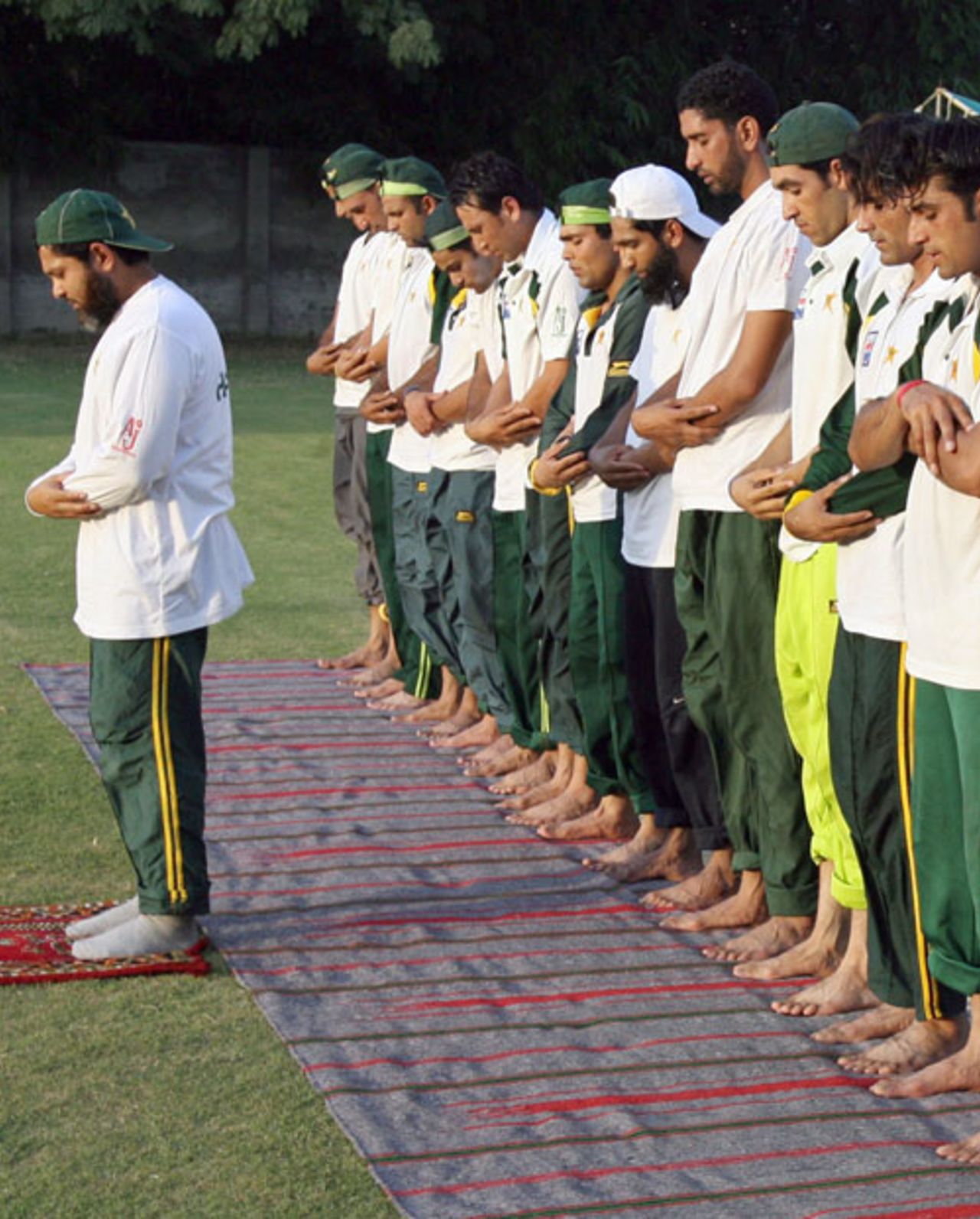 Pakistani cricketers offer prayers, Lahore, October 4, 2006