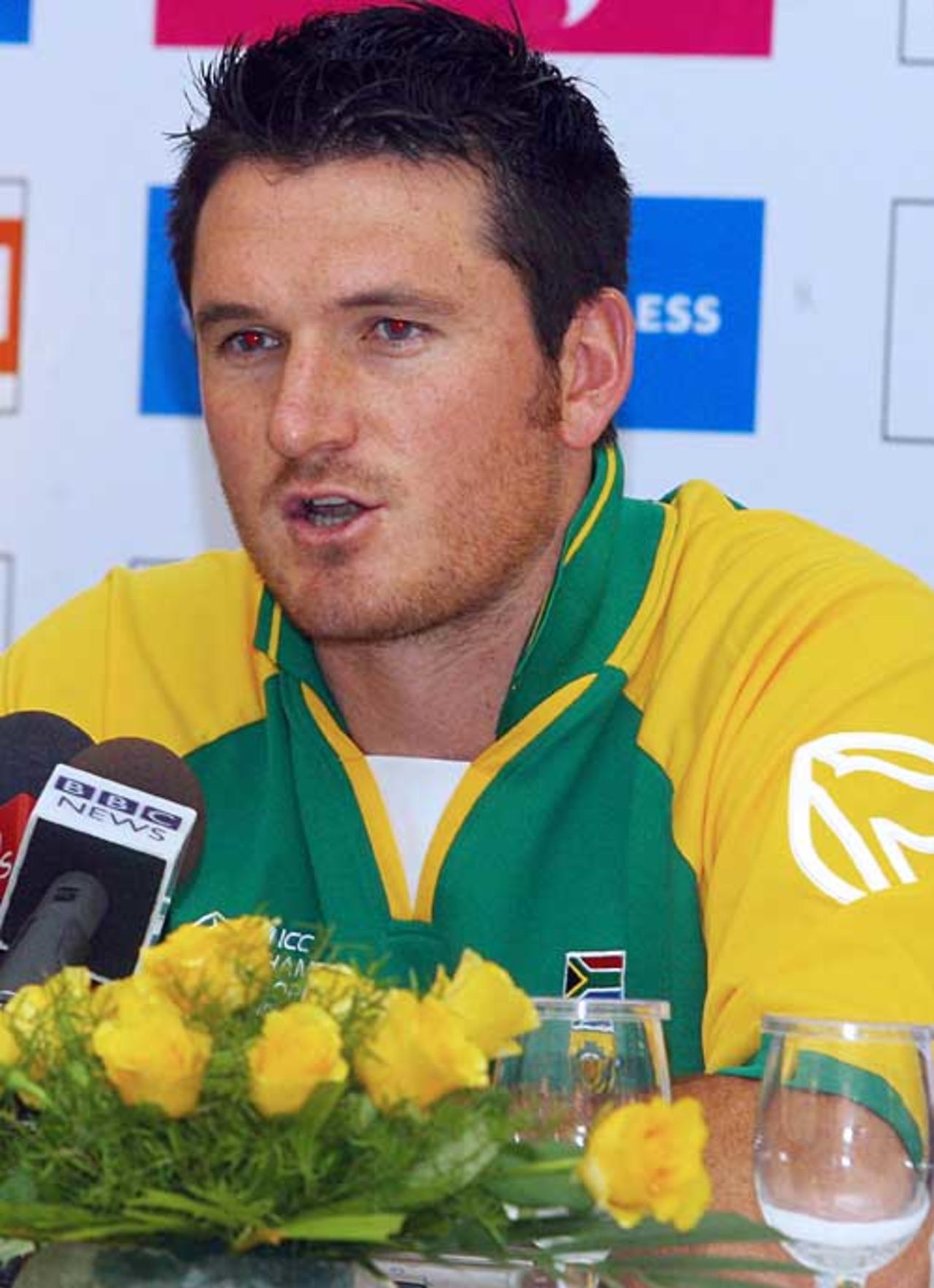 Graeme Smith speaks to the media after arriving in India, New Delhi, October 6, 2006