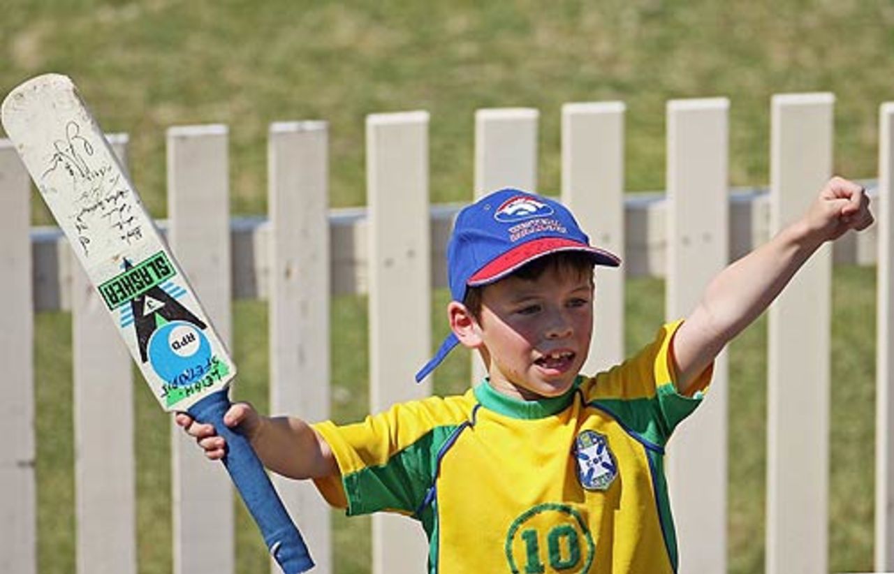 A young fan cheers on Shane Warne during the Premier Cricket match between St Kilda Saints and Foots-Edgewater Bulldogs at the Junction Oval, October 7, 2006