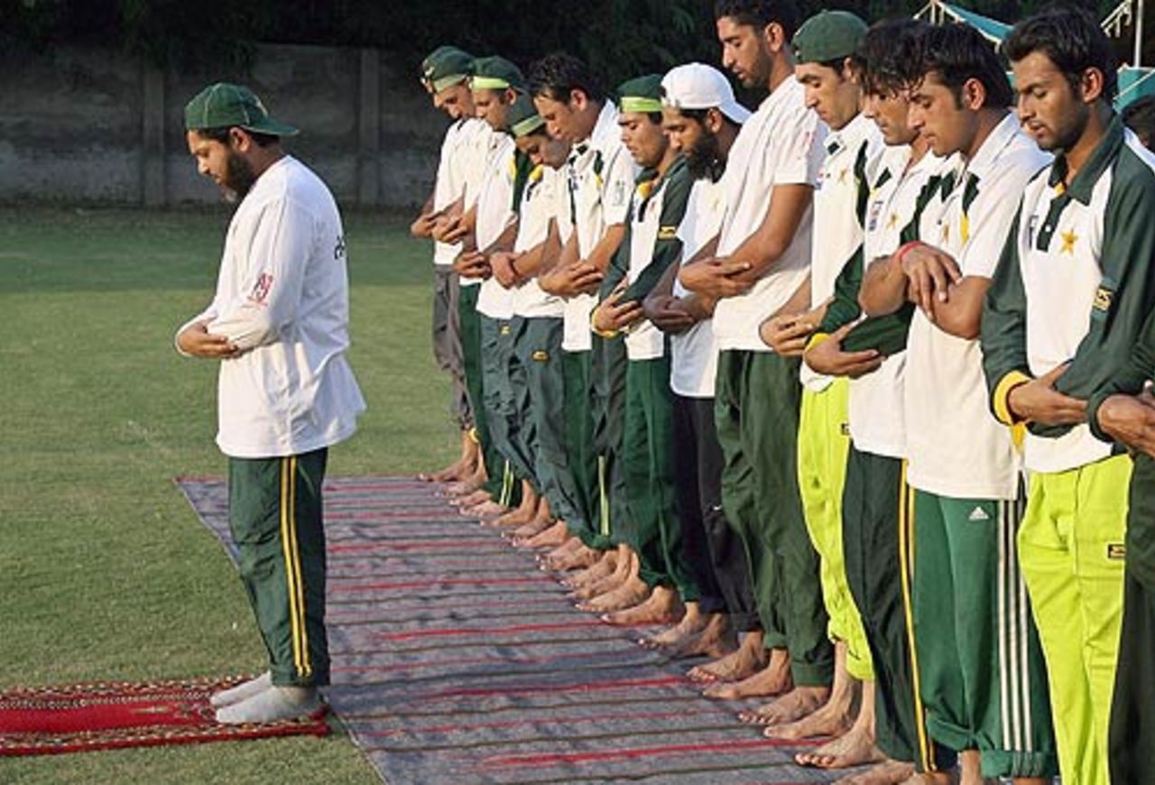 Mushtaq Ahmed leads the Pakistan team in prayer, October 2006