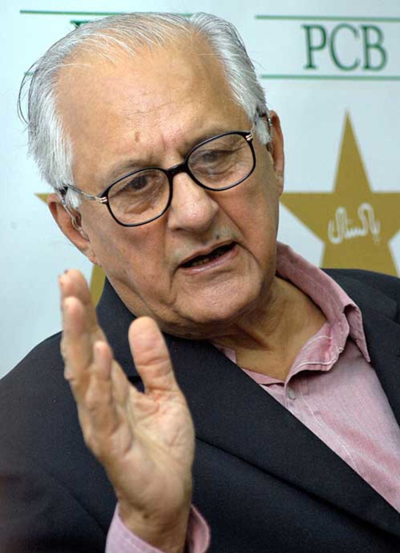 Shaharyar Khan speaks to the press after resigning as chairman of the PCB, Lahore, October 7, 2006