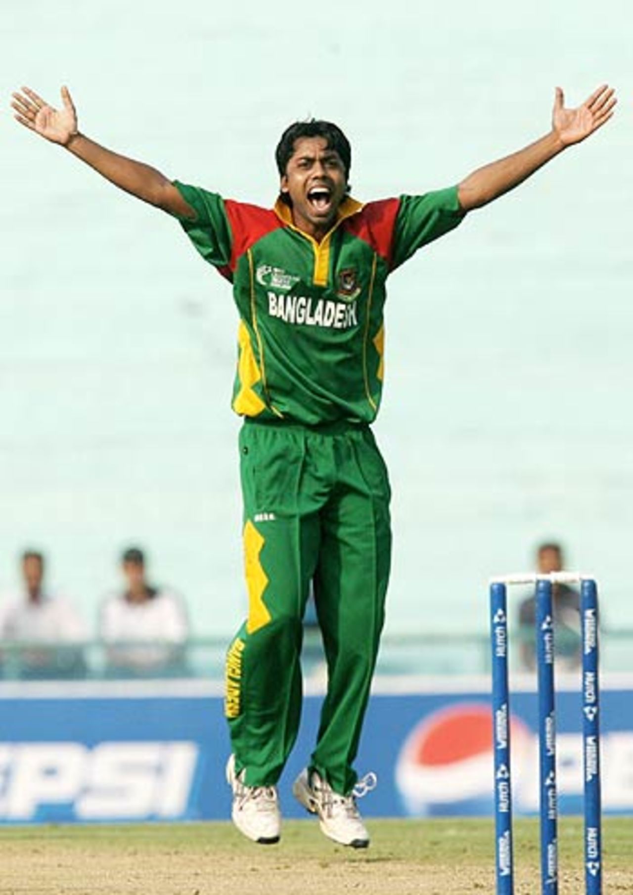 Syed Rasel appeals successfully against Sanath Jayasuriya, Bangladesh v Sri Lanka, 1st qualifying match, Champions Trophy, Mohali, October 7, 2006