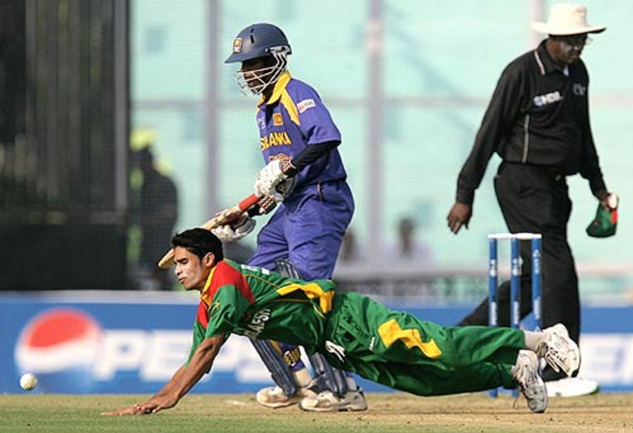 Farhad Reza attempts a diving save, Bangladesh v Sri Lanka, 1st qualifying match, Champions Trophy, Mohali, October 7, 2006