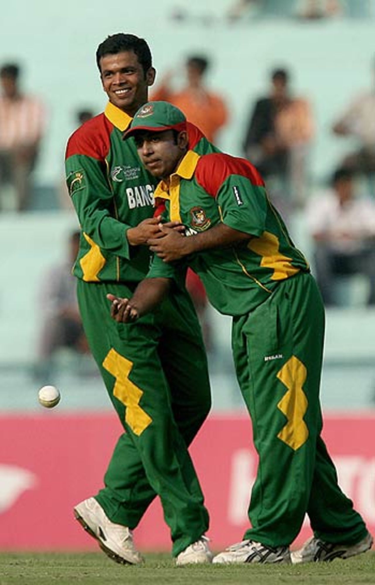 Abdur Razzak congratulates Aftab Ahmed after catching Mahela Jayawardene, Bangladesh v Sri Lanka, 1st qualifying match, Champions Trophy, Mohali, October 7, 2006