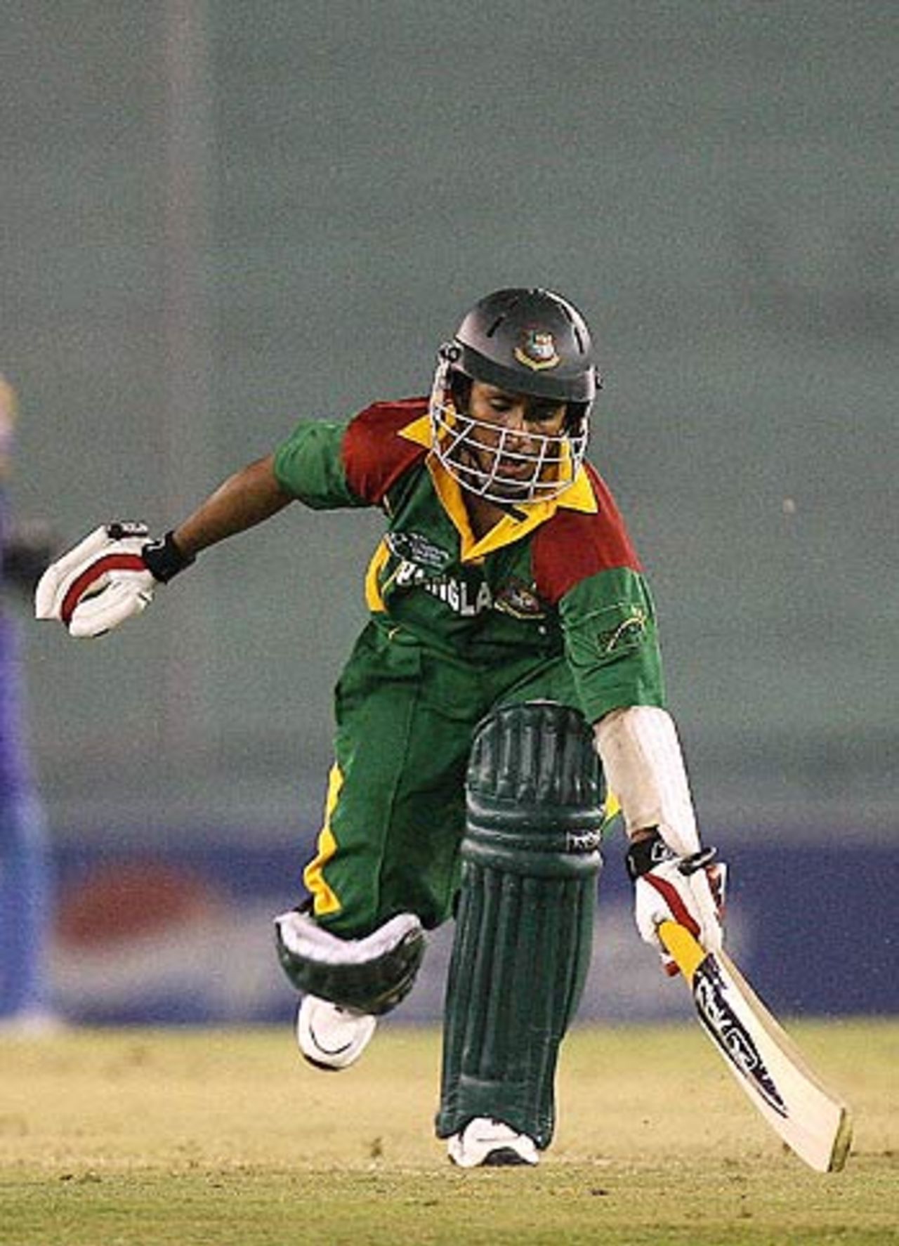 Mohammad Ashraful just makes his ground, Bangladesh v Sri Lanka, 1st qualifying match, Champions Trophy, Mohali, October 7, 2006