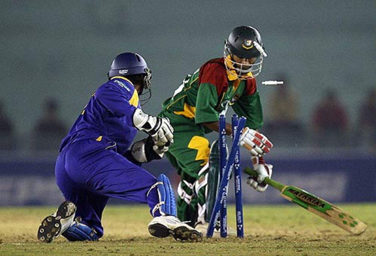 Kumar Sangakkara stumps Farhad Reza, Bangladesh v Sri Lanka, 1st qualifying match, Champions Trophy, Mohali, October 7, 2006