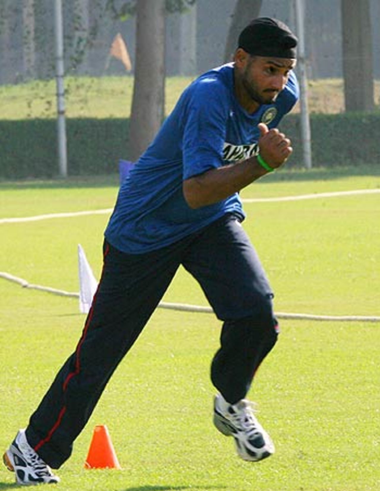 Harbhajan SIngh warms up with some sprinting at India's practice session, in New Delhi, October 10, 2006