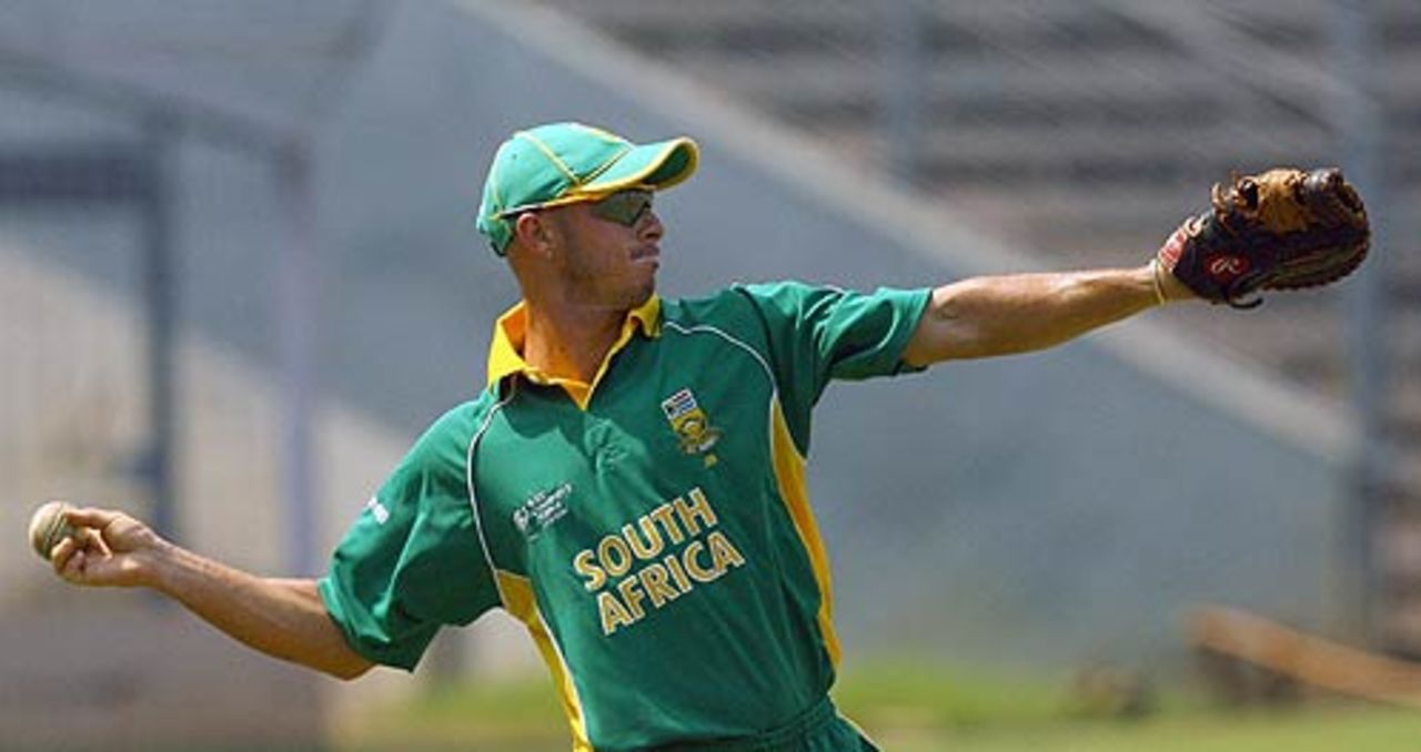 Herschelle Gibbs warms up for a practice game, South Africans v MCA Presidents XI, Mumbai, October 13, 2006