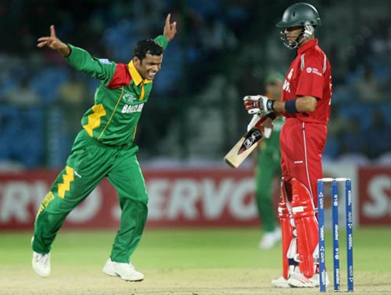 Abdur Razzak celebrates as Bangladesh wrap up the win, Bangladesh v Zimbabwe, Champions Trophy, Jaipur, October 13, 2006