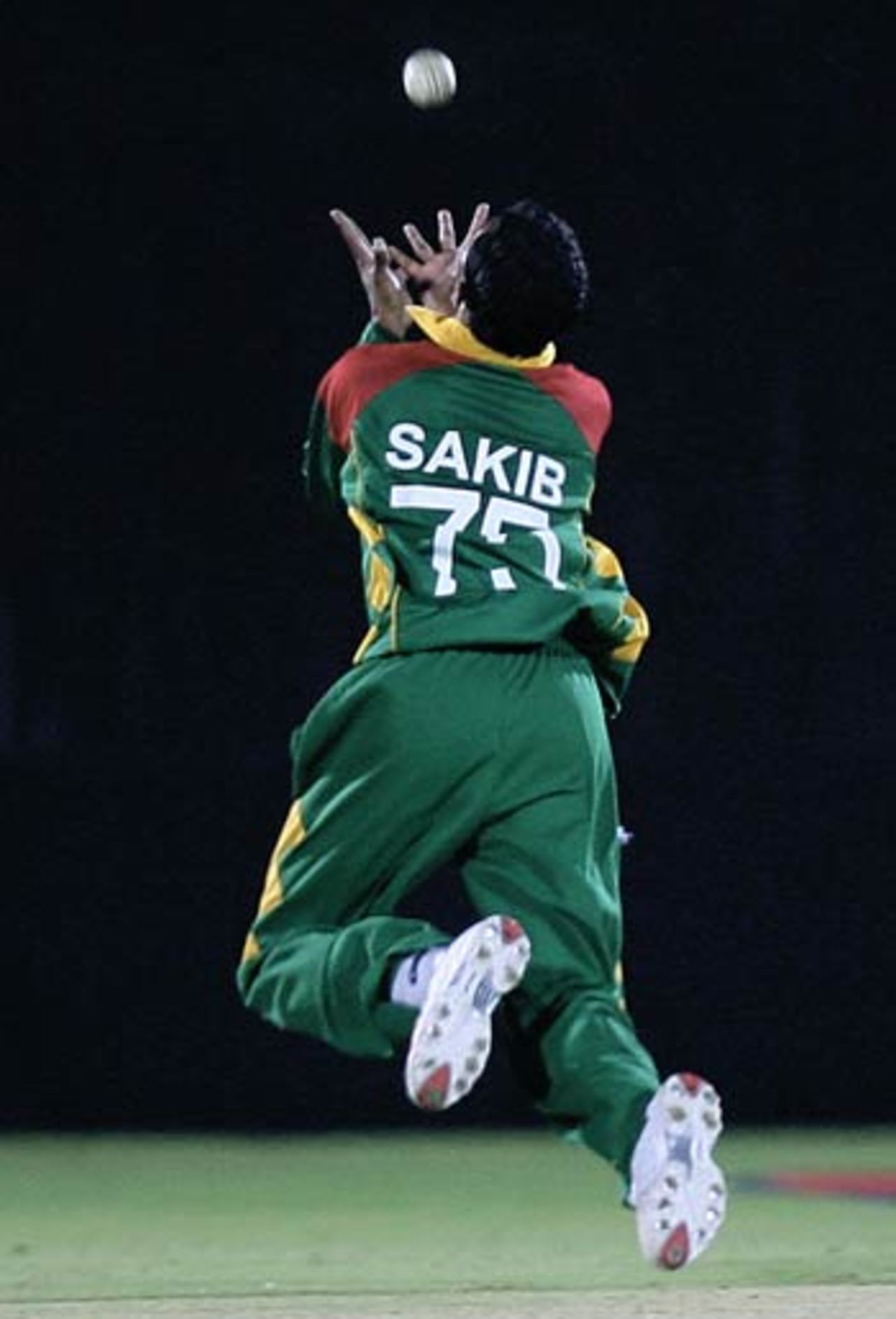 Saqibul Hasan plucks off a superb catch off his own bowling to dismiss Elton Chigumbura, Bangladesh v Zimbabwe, Champions Trophy, Jaipur, October 13, 2006
