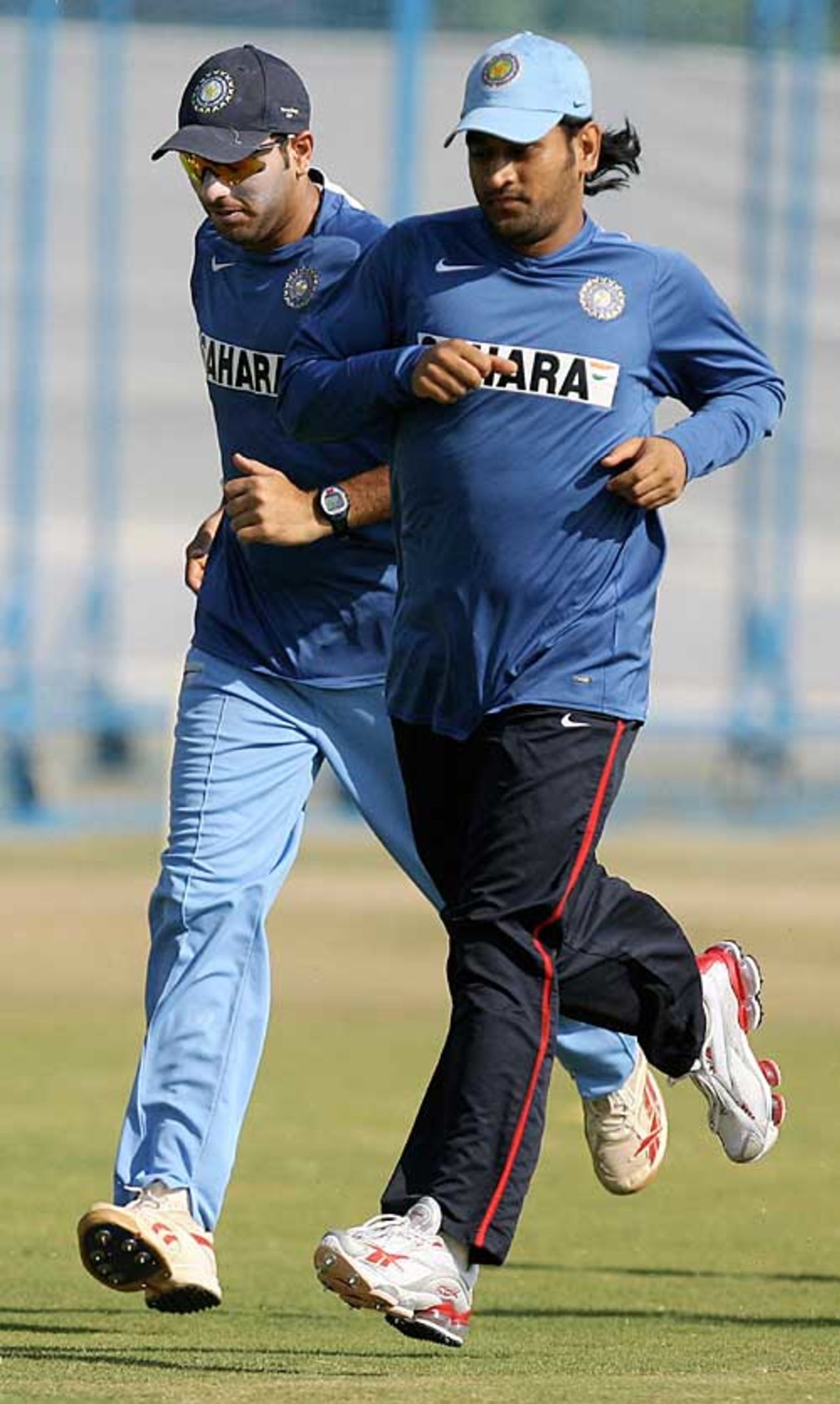 Yuvraj Singh and Mahendra Singh Dhoni warm up with a jog, Jaipur, October 14, 2006