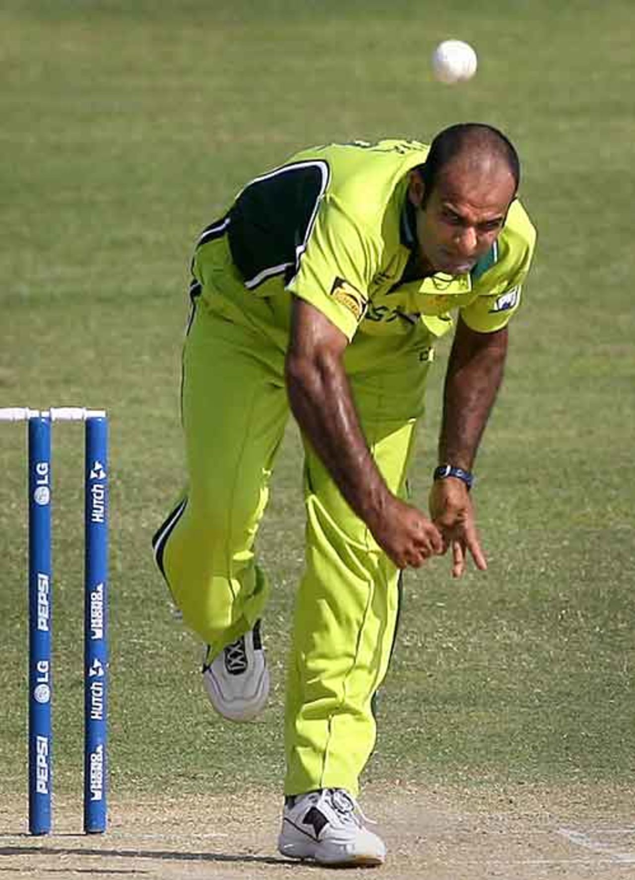 Rana Naved-ul-Hasan bends his back, Rajasthan XI v Pakistanis, Jaipur, October 14, 2006