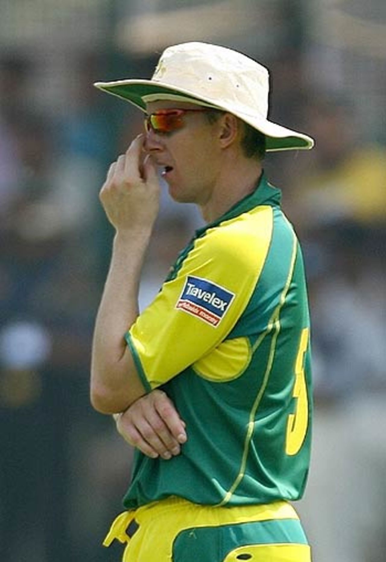 Brett Lee finds ways to occupy himself in the field, MCA President's XI v Australians, Mumbai, October 15, 2006