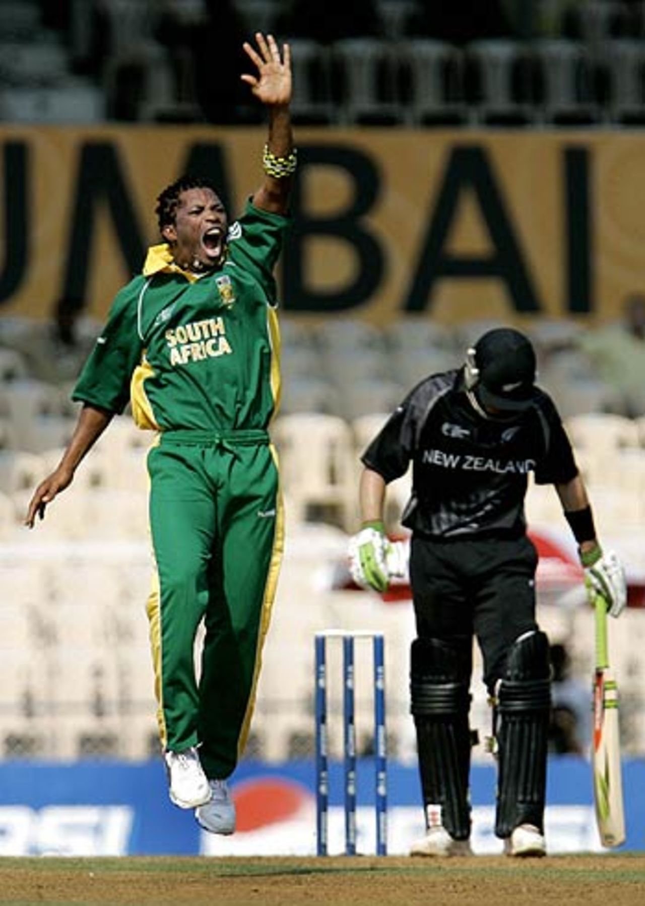 Makhaya Ntini appeals unsuccessfully against Lou Vincent, New Zealand v South Africa, 2nd Match, Champions Trophy, Mumbai, October 16, 2006