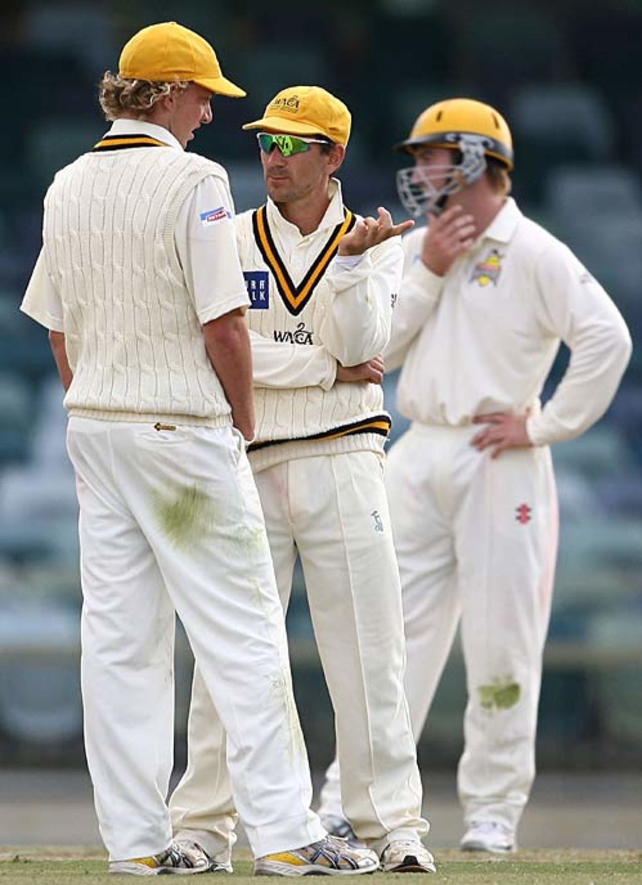 Justin Langer and Aaron Heal discuss their options, Western Australia v Victoria, Pura Cup, Perth, October 16, 2006