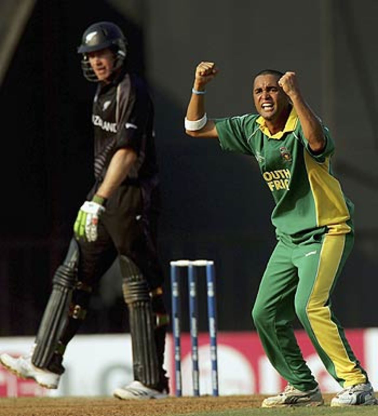 Robin Peterson celebrates after dismissing Jacob Oram, New Zealand v South Africa, 2nd Match, Champions Trophy, Mumbai, October 16, 2006