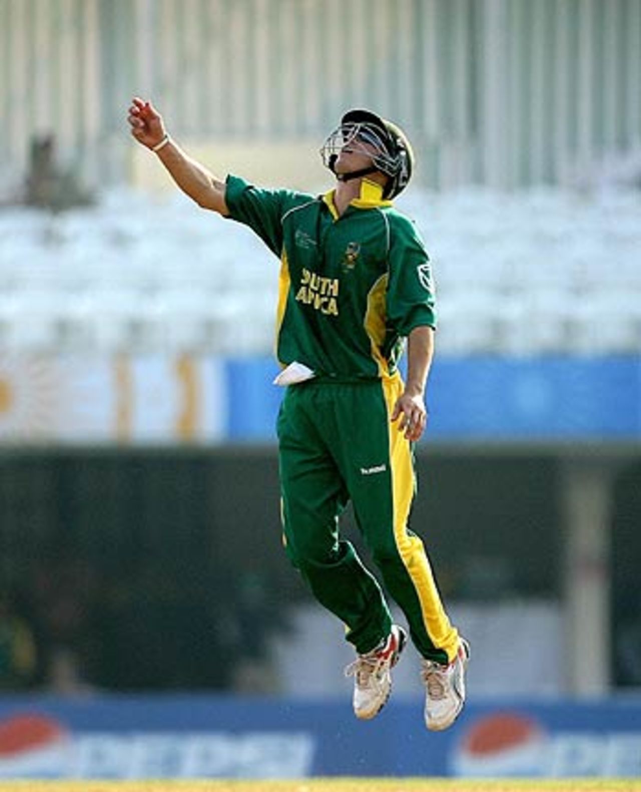 Boeta Dippenaar jumps after taking the catch to dismiss Jacob Oram, New Zealand v South Africa, 2nd Match, Champions Trophy, Mumbai, October 16, 2006