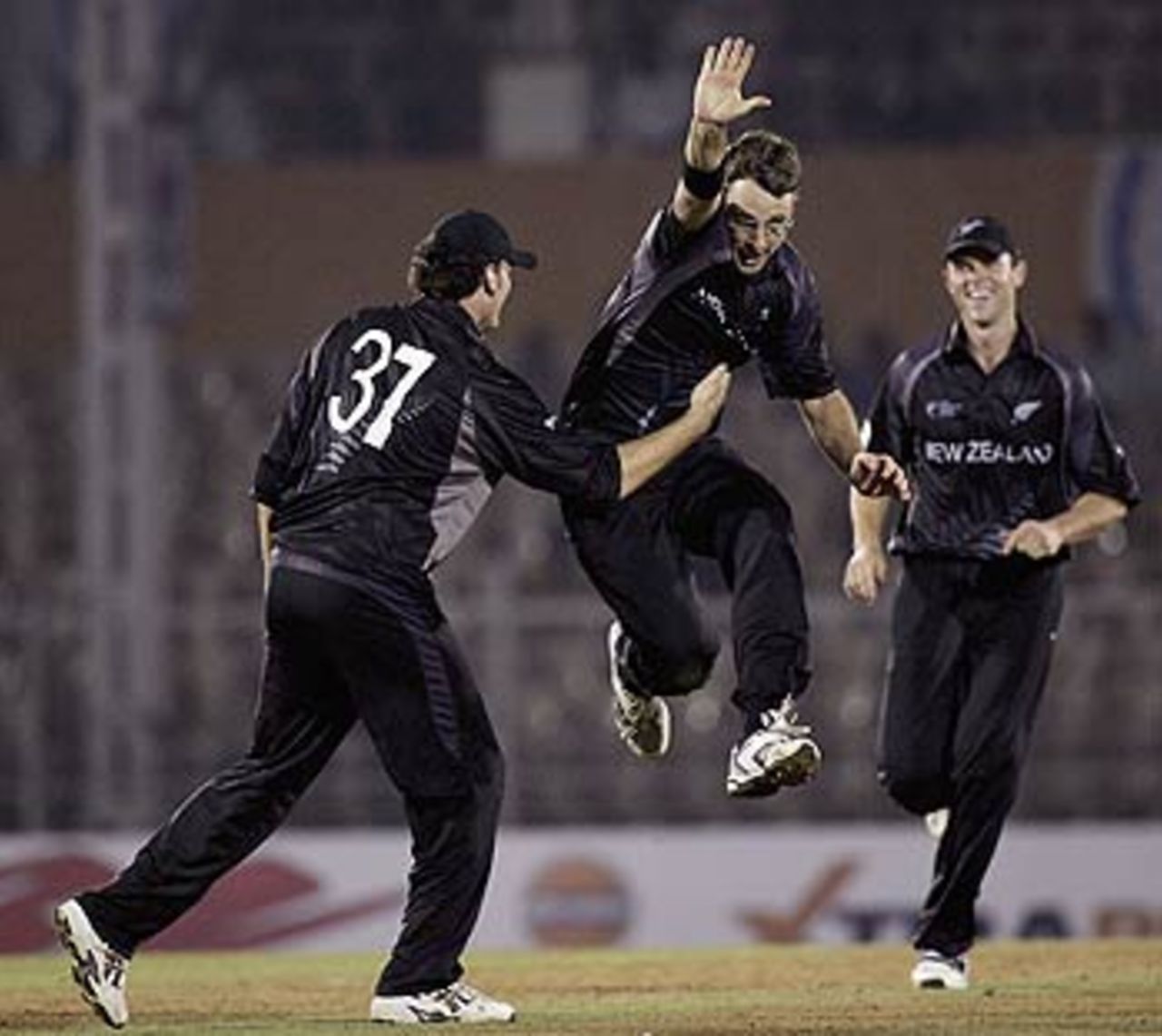 Daniel Vettori celebrates after nailing the eighth South African wicket, New Zealand v South Africa, 2nd Match, Champions Trophy, Mumbai, October 16, 2006