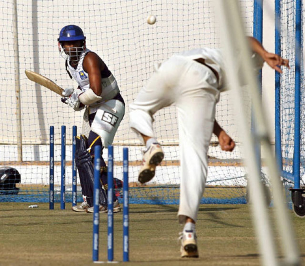 Malinga Bandara faces up in the nets, Jaipur, October 17, 2006