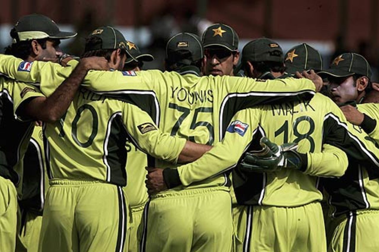 Pakistan get together for a team huddle before the match, Pakistan v Sri Lanka, 3rd match, Jaipur, October 17, 2006