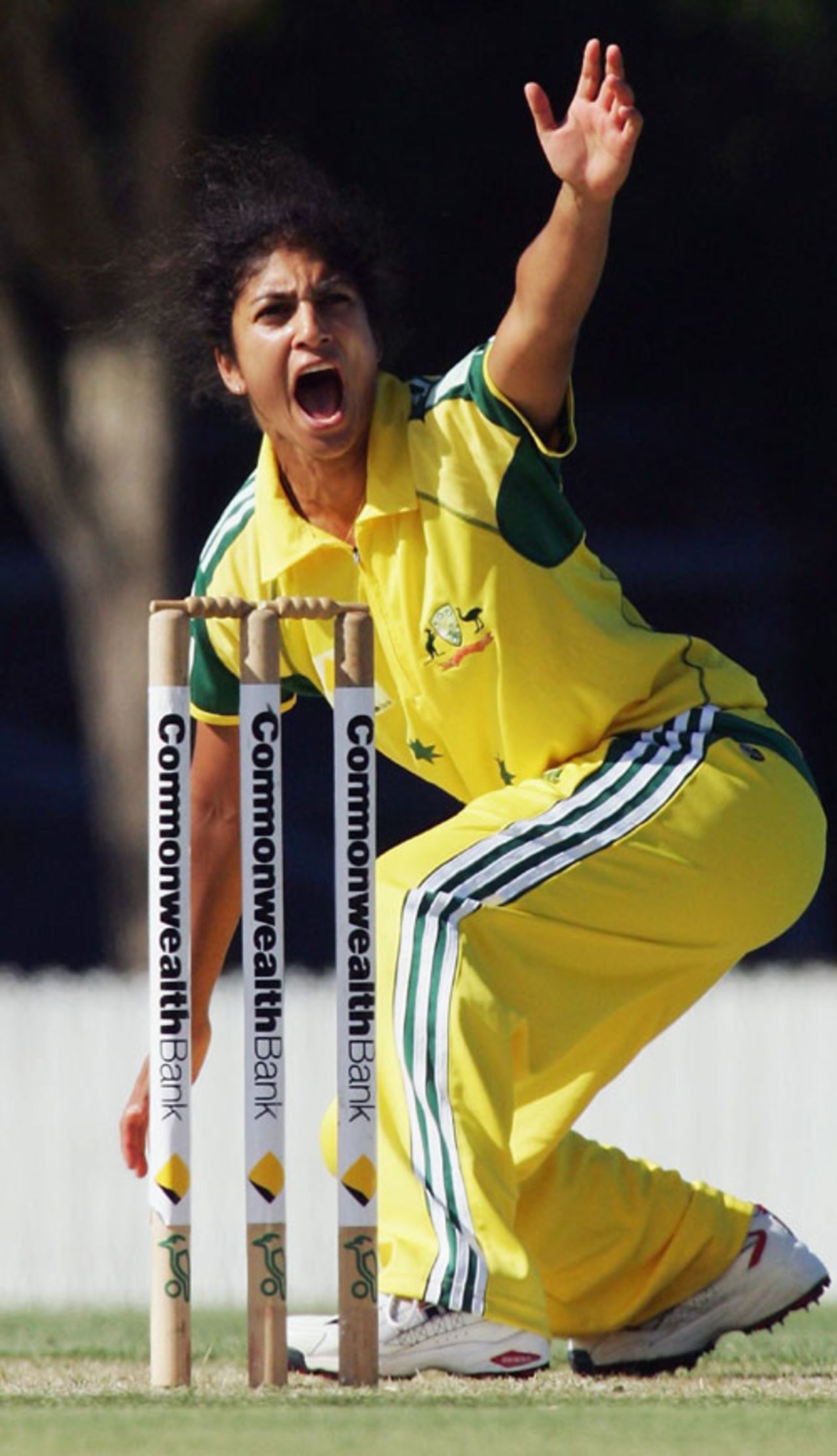 Lisa Sthalekar roars an appeal, Australia v New Zealand, Twenty20, Allan Border Field, Brsibane, October 18, 2006