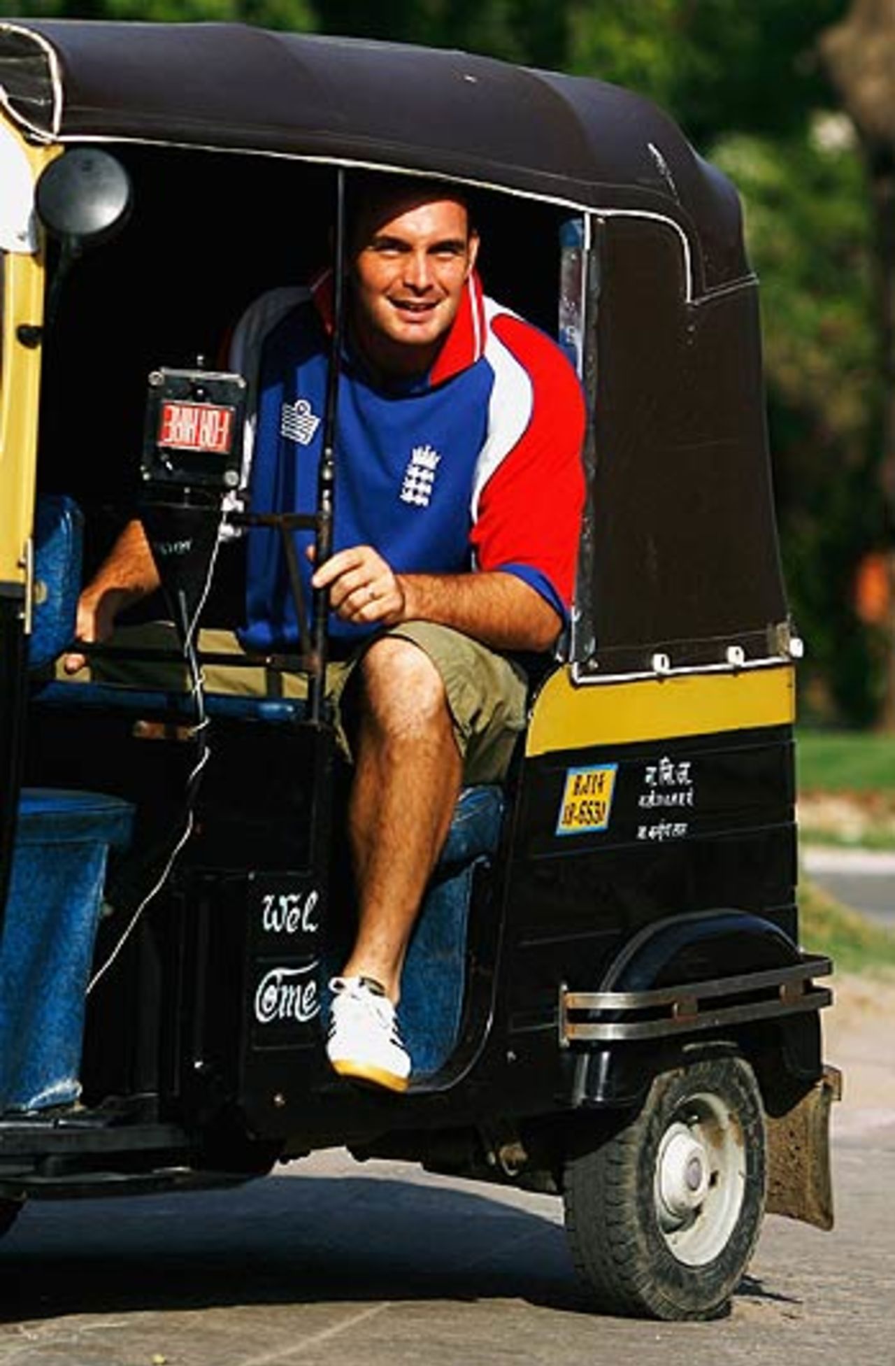 Michael Yardy enjoys a three-wheeler ride in Jaipur, Jaipur, October 18, 2006