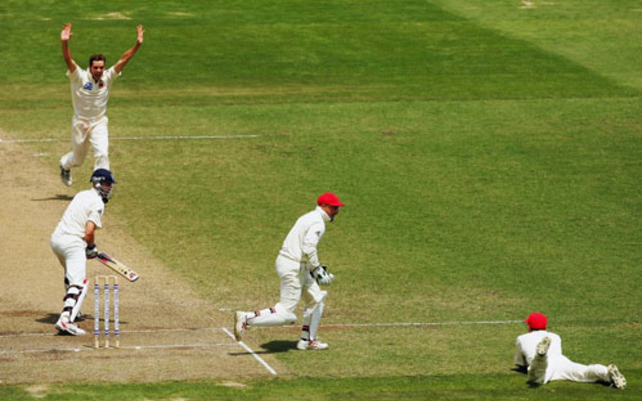 Daniel Harris takes a low catch to dismiss Greg Mail, New South Wales v South Australia, Pura Cup, SCG, October 20, 2006 	
