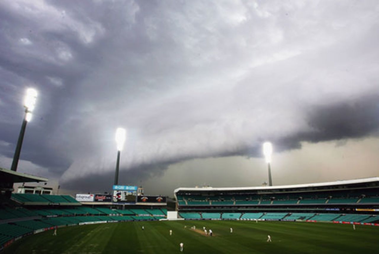 The lights are on but there's no-one home ... storm clouds gather over the SCG, New South Wales v South Australia, Pura Cup, SCG, October 20, 2006 	