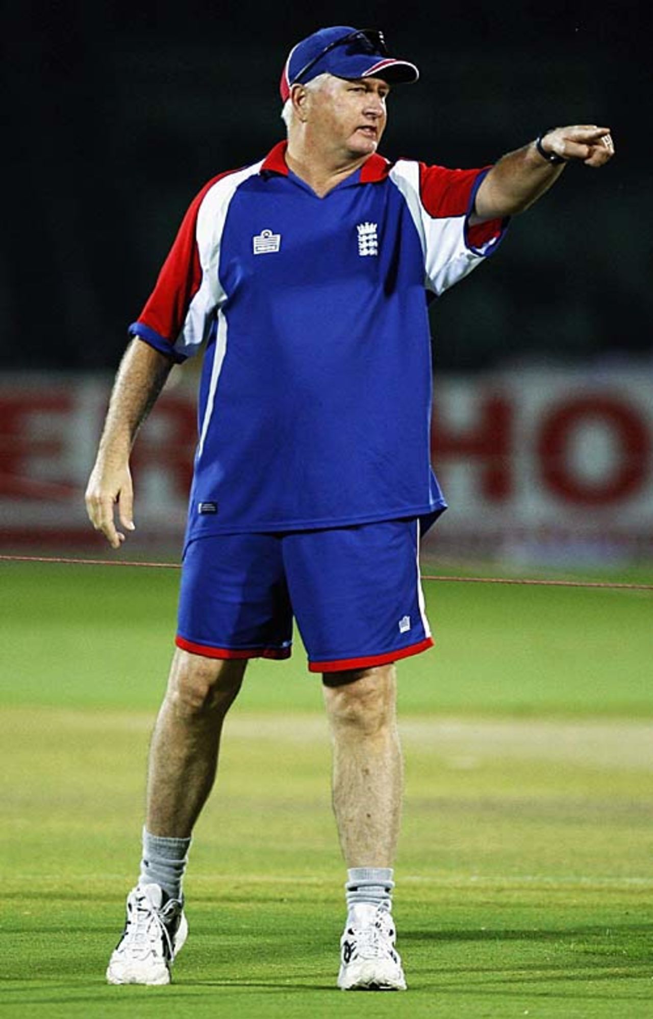 Duncan Fletcher conducts a fielding drill, Jaipur, October 20, 2006