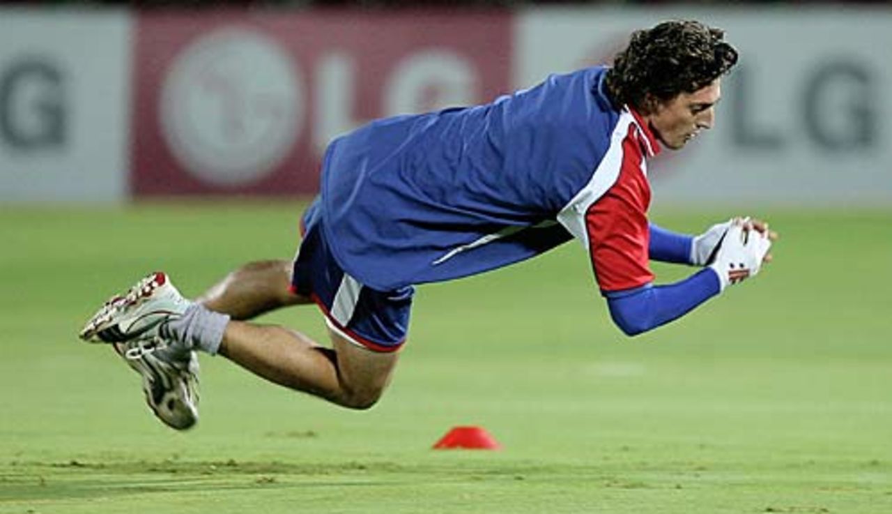 Jon Lewis dives during a training session, Jaipur, October 20, 2006