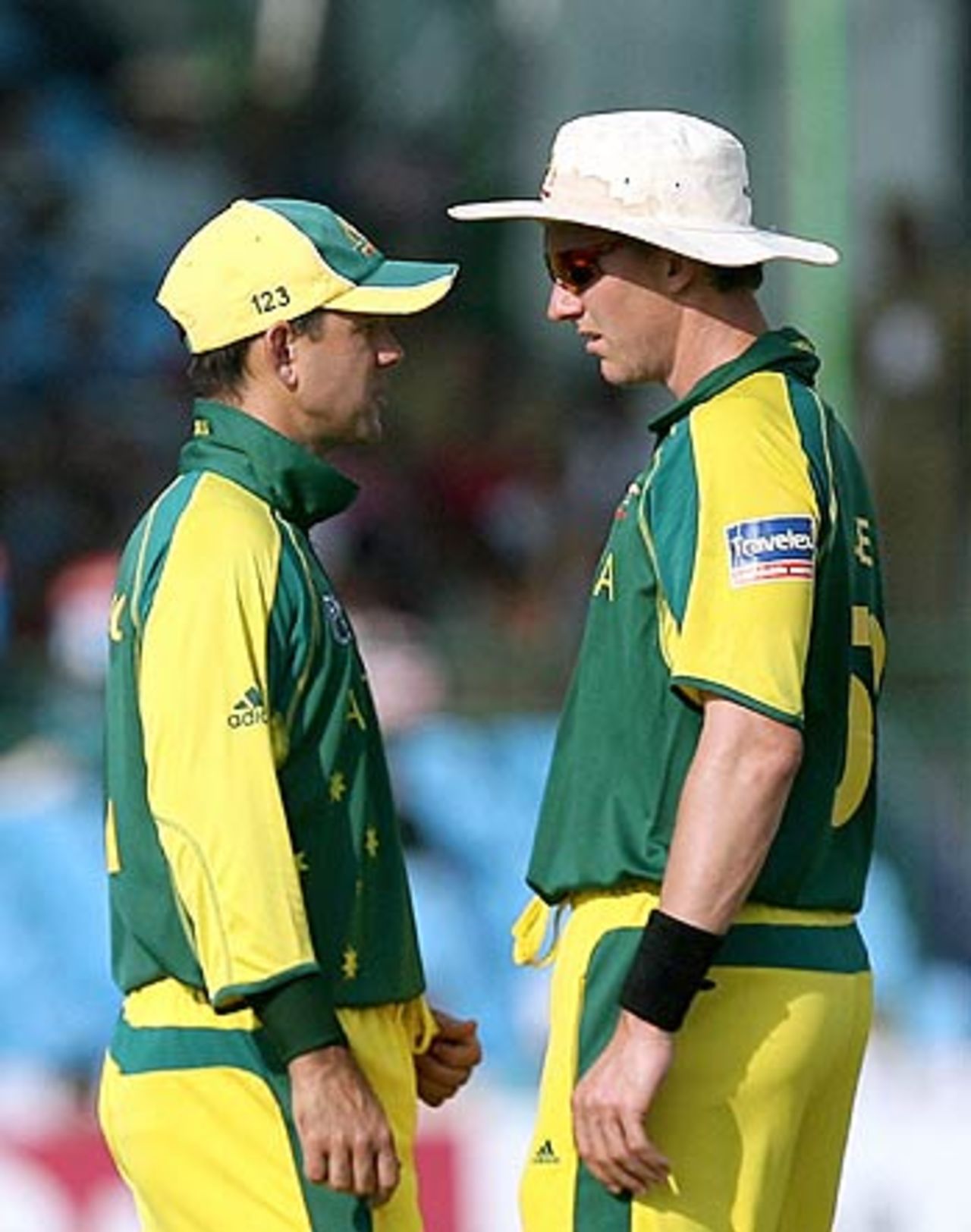 Ricky Ponting and Brett Lee talk tactics as England get off to a good start, Australia v England, 6th match, Champions Trophy, Jaipur, October 21, 2006