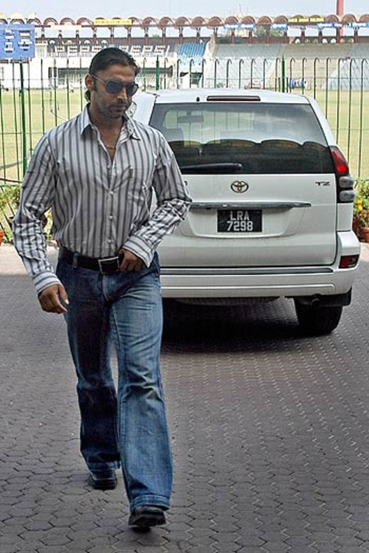 Shoaib Akhtar steps out of his Toyota Prado as he arrives to record his statement in the doping case, Lahore, October 21, 2006