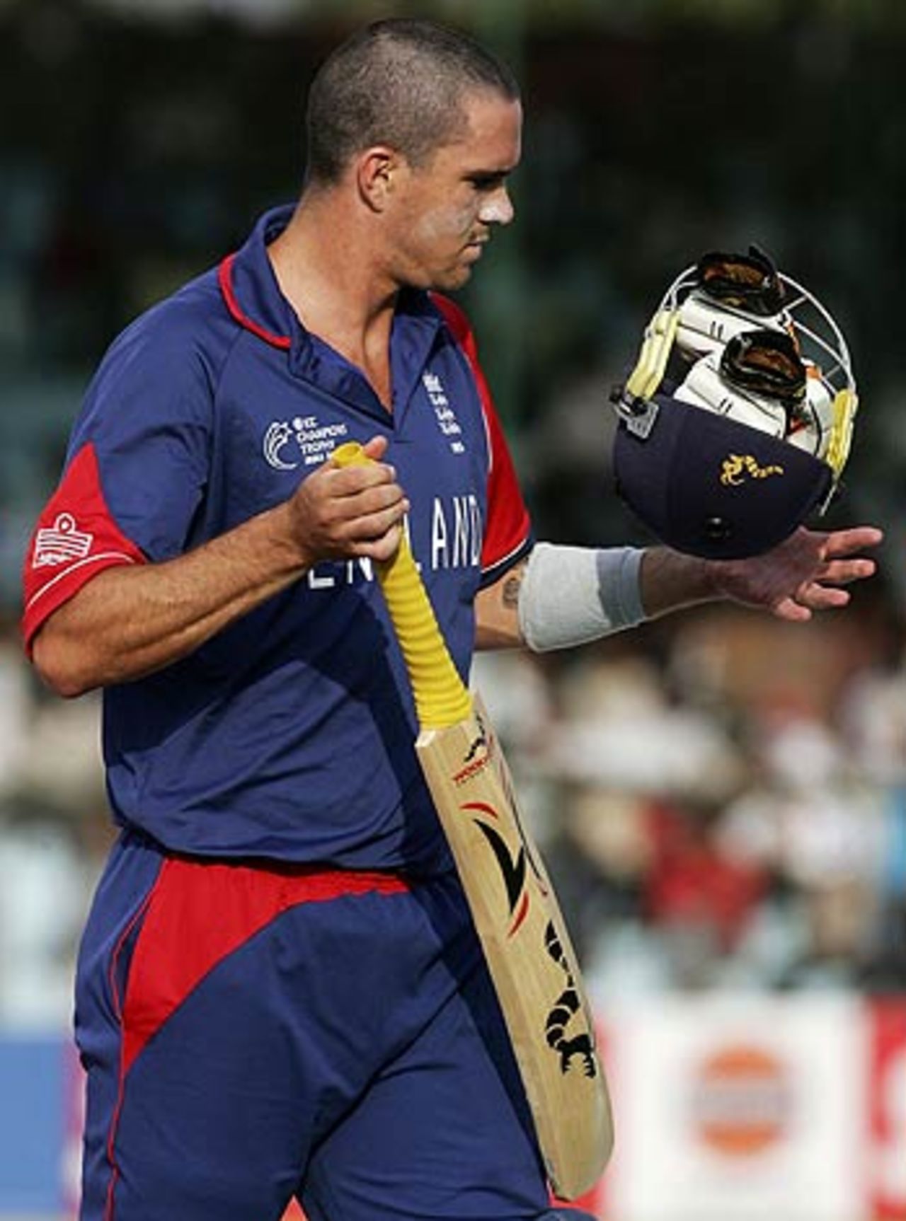 Kevin Pietersen trundles back to the hut with just one run to his name, Australia v England, 6th match, Champions Trophy, Jaipur, October 21, 2006