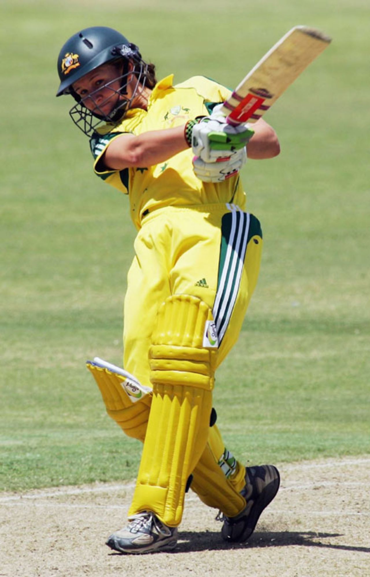 Leah Poulton pulls during her century, Australia v New Zealand, 3rd womens ODI, Allan Border Field, Brisbane, October 24, 2006