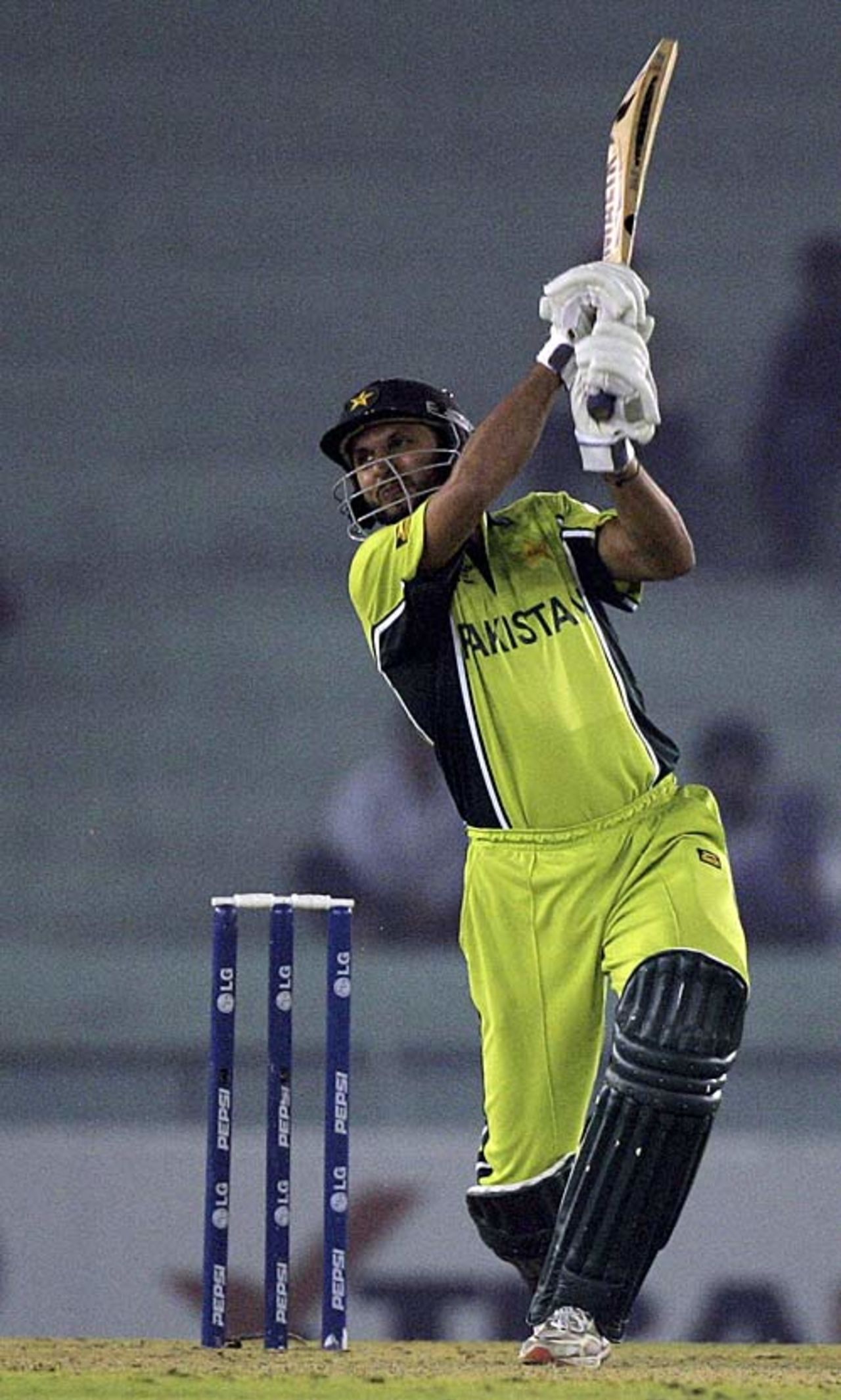 Shahid Afridi launches another one over the top, New Zealand v Pakistan, 8th match, Mohali, Champions Trophy, October 25, 2006