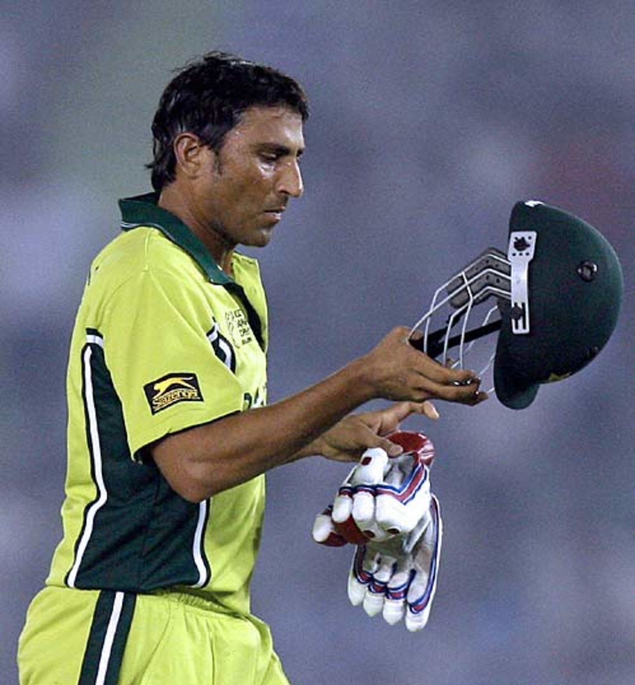 Younis Khan trudges off after being dismissed cheaply, New Zealand v Pakistan, 8th match, Mohali, Champions Trophy, October 25, 2006
